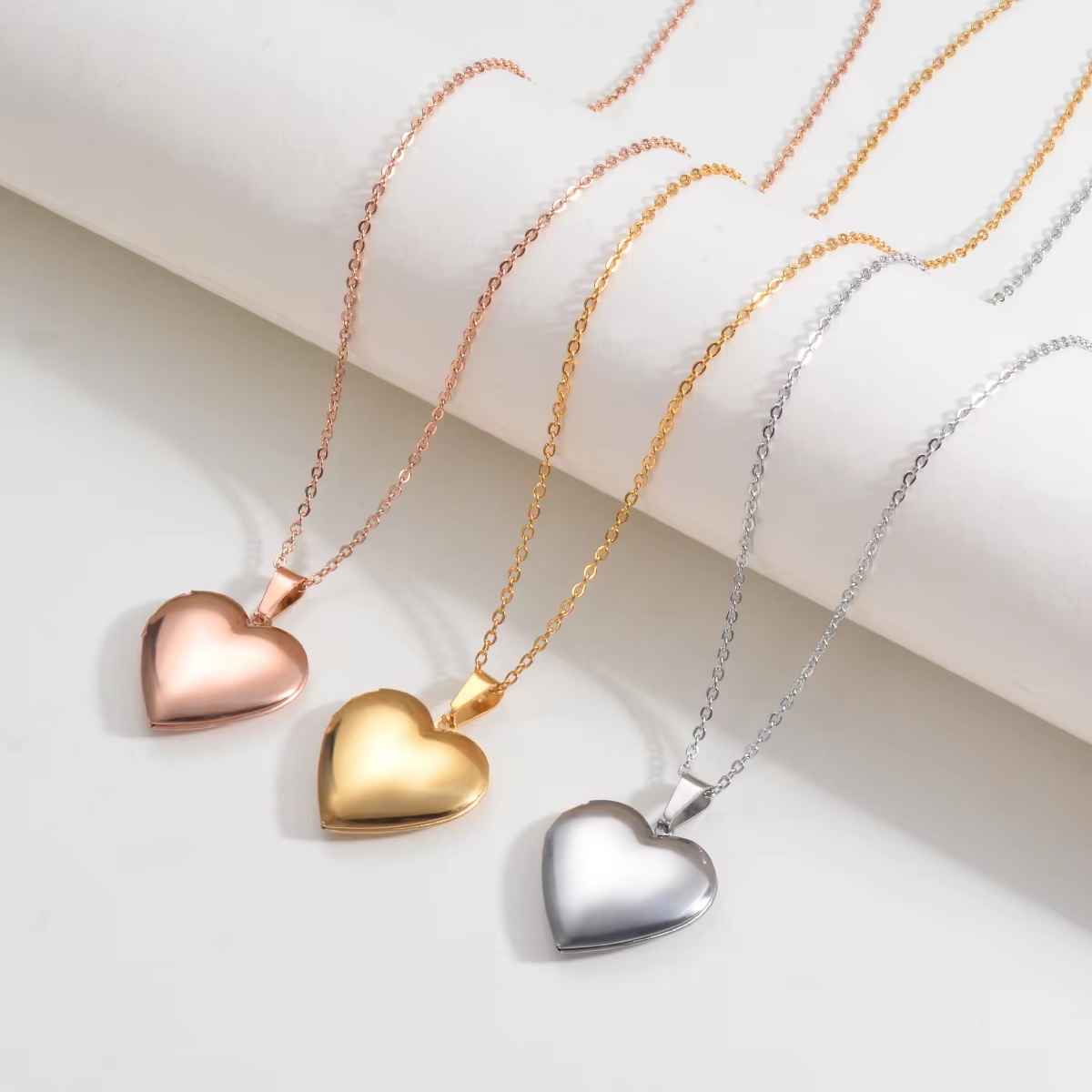 Персонализированное ожерелье-м – обзор и цена Heart Locket Necklace Photo