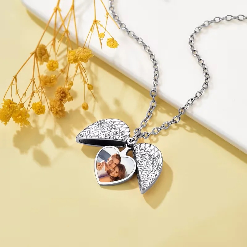 Ожерелье-медальон в форме серд – обзор и цена Heart Locket Necklace Photo