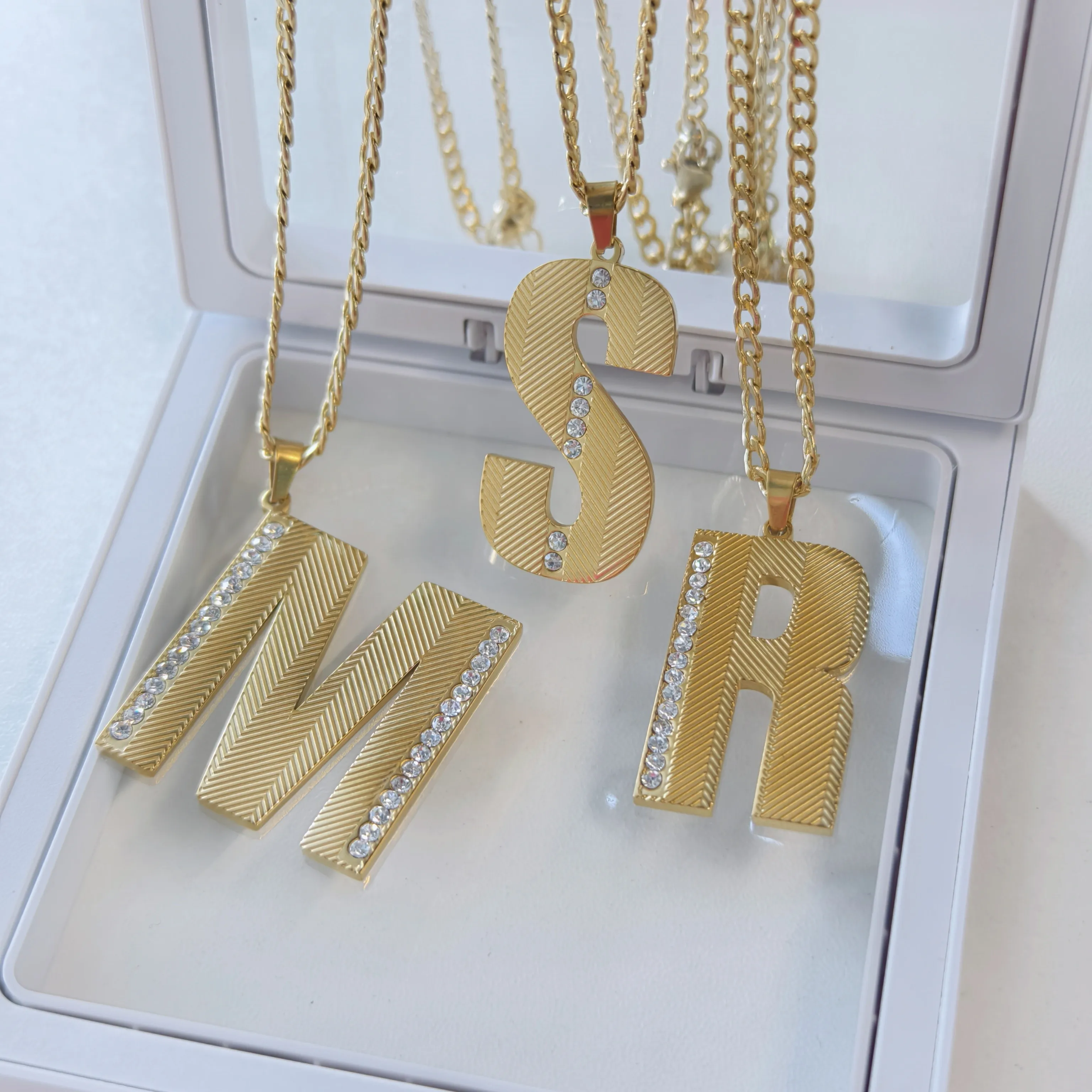 Ожерелье из позолоченного золо – обзор и цена Initial Letter Necklace 18K Gold